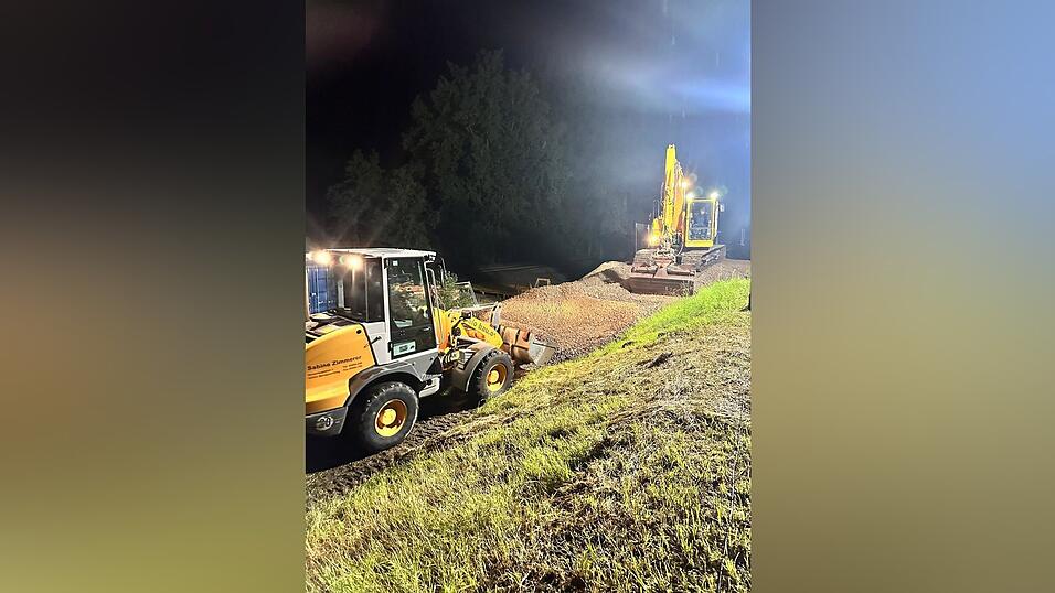 Die jüngste Gemeinderatssitzung nahm Bürgermeister Martin Englmeier zum Anlass, noch einmal allen für ihren Einsatz beim Hochwasser zu danken. Die jüngste Gemeinderatssitzung nahm Bürgermeister Martin Englmeier zum Anlass, noch einmal allen für ihren Einsatz beim Hochwasser zu danken.
