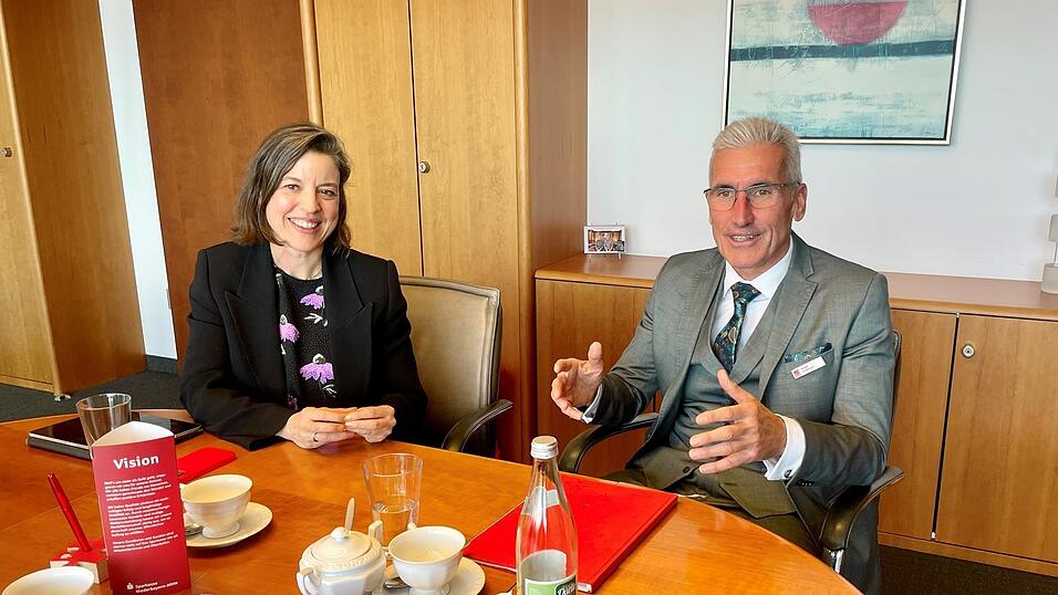 Karolin Schriever, Vorstandsmitglied des Deutschen Sparkassen- und Giroverbands, und Walter Strohmaier, Vorstandsvorsitzender der Sparkasse Niederbayern-Mitte sowie Bundesobmann der Sparkassen, unterhielten sich in Dingolfing über die aktuelle Lage der Branche. Karolin Schriever, Vorstandsmitglied des Deutschen Sparkassen- und Giroverbands, und Walter Strohmaier, Vorstandsvorsitzender der Sparkasse Niederbayern-Mitte sowie Bundesobmann der Sparkassen, unterhielten sich in Dingolfing über die aktuelle Lage der Branche.