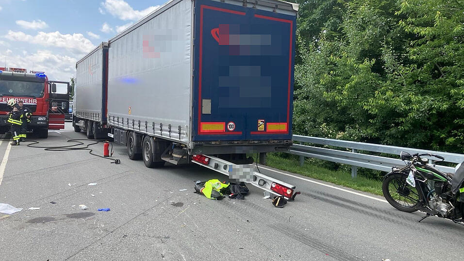 Ein Unfall zwischen zwei Motorrädern und einem Lkw passierte am Mittwochvormittag.