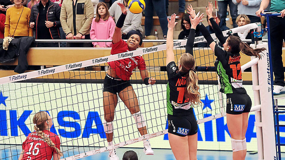 Der Termin ist fix: Crystal Burk (im Angriff), Nadine Burbrink (16) und ihre Roten Raben erwarten NawaRo Straubing am 18. Oktober zum ersten Niederbayernderby der Saison 25/26 in der Ballsporthalle.