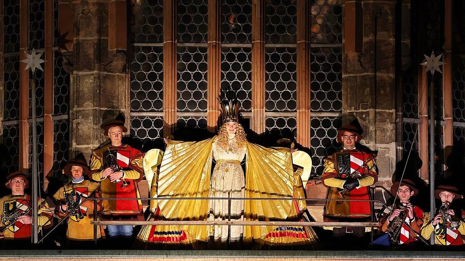 So prunkvoll wie hier bei der Eröffnung des Nürnberger Christkindlesmarktes 2024 soll auch das Kostüm des neuen Christkinds Nora Falk aussehen. (Archivbild)