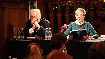 Vor knapp 100 Gästen las Gloria von Thurn und Taxis aus ihrem Buch, neben ihr Prälat Wilhelm Imkamp. Vor knapp 100 Gästen las Gloria von Thurn und Taxis aus ihrem Buch, neben ihr Prälat Wilhelm Imkamp.