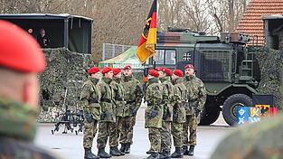 Diese sechs sprechen an der Truppenfahne das Gel&ouml;bnis.