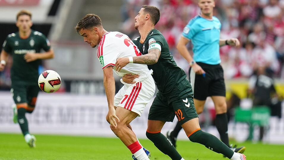 K&ouml;lns Thijs Dallinga (l) und Bremens Marco Friedl k&auml;mpfen ums den Ball.