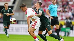 Kölns Thijs Dallinga (l) und Bremens Marco Friedl kämpfen ums den Ball. Kölns Thijs Dallinga (l) und Bremens Marco Friedl kämpfen ums den Ball.