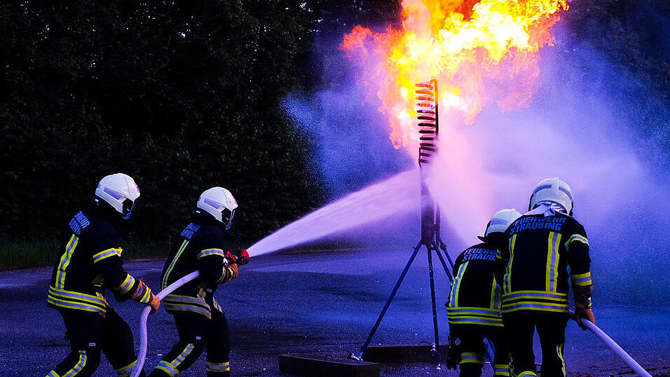 Eine brandheiße Übung der Freiwilligen Feuerwehr Straubing. Eine brandheiße Übung der Freiwilligen Feuerwehr Straubing.