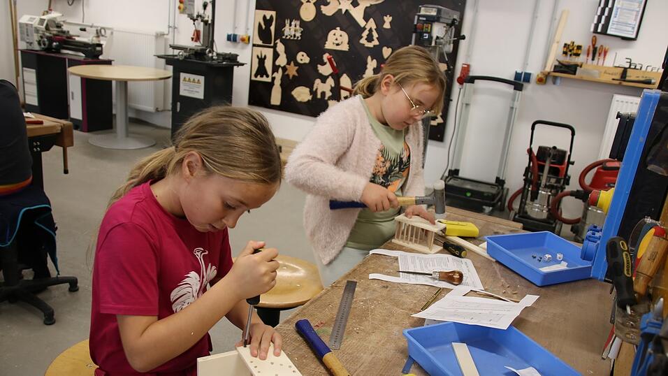 Hochkonzentriert und mit viel Geschick feilen Berna (l.) und Theresa an der Fertigstellung ihres Würfelturms. Hochkonzentriert und mit viel Geschick feilen Berna (l.) und Theresa an der Fertigstellung ihres Würfelturms.
