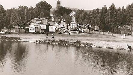 Links stehen wenige Autos, in der Mitte ein beachtlicher Vergnügungspark, rechts etwas versteckt, an der Nordseite der Regengasse, ein bescheidendes Bierzelt.