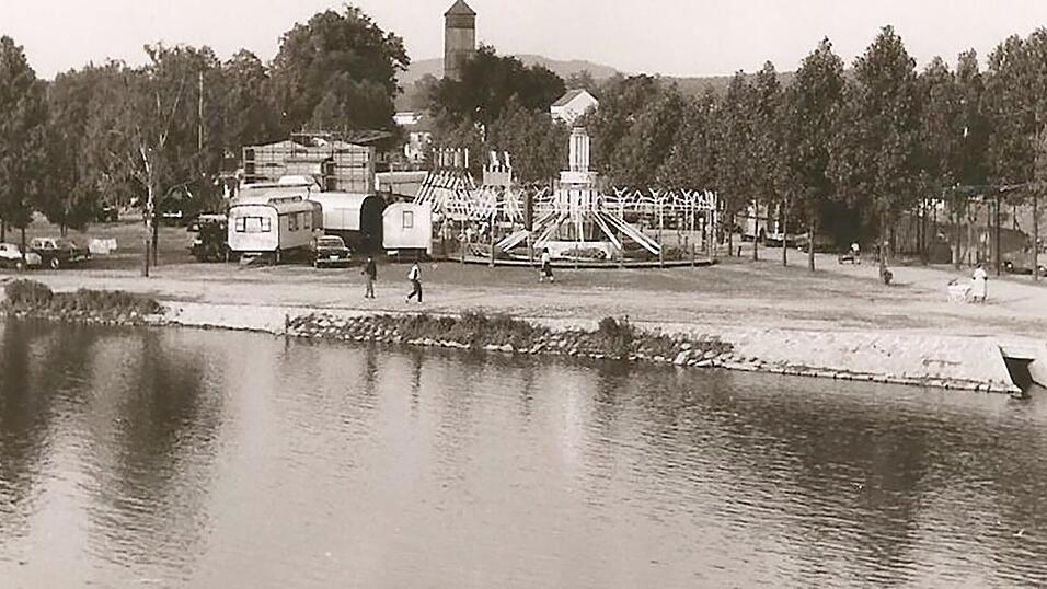 Links stehen wenige Autos, in der Mitte ein beachtlicher Vergnügungspark, rechts etwas versteckt, an der Nordseite der Regengasse, ein bescheidendes Bierzelt.