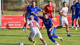 Der Seebacher Simon Griesbach (weißes Trikot) brachte bereits in der sechsten Minuten den heimischen TSV in Führung, weitere Treffer blieben aber versagt. Der Seebacher Simon Griesbach (weißes Trikot) brachte bereits in der sechsten Minuten den heimischen TSV in Führung, weitere Treffer blieben aber versagt.