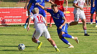 Der Seebacher Simon Griesbach (weißes Trikot) brachte bereits in der sechsten Minuten den heimischen TSV in Führung, weitere Treffer blieben aber versagt. Der Seebacher Simon Griesbach (weißes Trikot) brachte bereits in der sechsten Minuten den heimischen TSV in Führung, weitere Treffer blieben aber versagt.