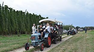 Bulldog-Rundfahrt: Mit den Oldtimern ging es durch die Hopfengärten. Bulldog-Rundfahrt: Mit den Oldtimern ging es durch die Hopfengärten.