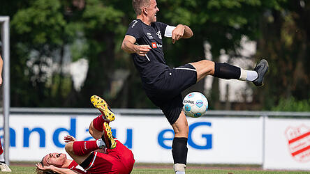 Denkbar unglücklich: Kapitän Hannes Obermeier (in Schwarz) fehlte dem FSV Landau ausgerechnet im Relegationsspiel, nachdem er sich beim Aufwärmen für die Partie verletzt hatte. (Archivfoto)