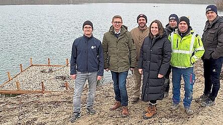 Michael Herzig vom LBV, Andreas Mo&szlig;andl, Matthias Schott, B&uuml;rgermeisterin Irmgard Eberl, Stefan Moosburger, Thomas Fr&ouml;schl und Robert Kellner