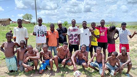 Über den neuen Fußball haben sich die jungen Kicker in dem Dorf Mteza besonders gefreut.