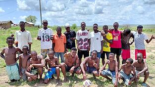 Über den neuen Fußball haben sich die jungen Kicker in dem Dorf Mteza besonders gefreut.