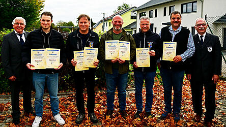 Die stolzen Sieger und die Zweit- und Drittplatzierten des Kreis-Krieger-Verbandsschie&szlig;en stellten sich mit Sebastian Rieger (l.) und Otto Radlmeier zum Erinnerungsfoto.