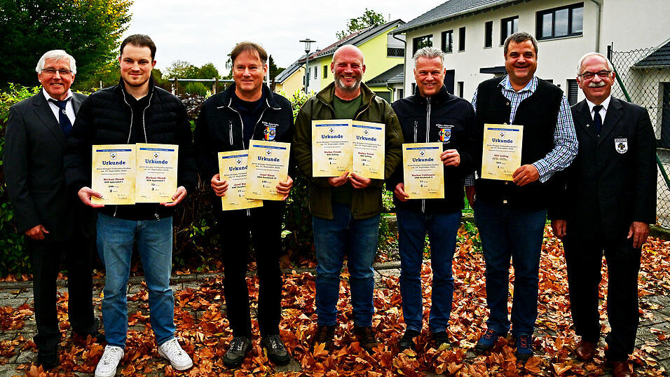Die stolzen Sieger und die Zweit- und Drittplatzierten des Kreis-Krieger-Verbandsschießen stellten sich mit Sebastian Rieger (l.) und Otto Radlmeier zum Erinnerungsfoto. Die stolzen Sieger und die Zweit- und Drittplatzierten des Kreis-Krieger-Verbandsschießen stellten sich mit Sebastian Rieger (l.) und Otto Radlmeier zum Erinnerungsfoto.