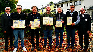 Die stolzen Sieger und die Zweit- und Drittplatzierten des Kreis-Krieger-Verbandsschießen stellten sich mit Sebastian Rieger (l.) und Otto Radlmeier zum Erinnerungsfoto. Die stolzen Sieger und die Zweit- und Drittplatzierten des Kreis-Krieger-Verbandsschießen stellten sich mit Sebastian Rieger (l.) und Otto Radlmeier zum Erinnerungsfoto.