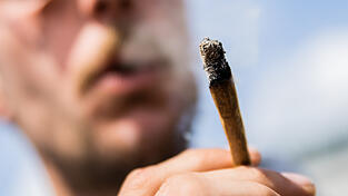 Die Einfuhr von Cannabis ist immer noch illegal. (Symbolbild)