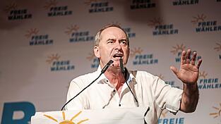 Hubert Aiwanger appelliert an die Leistungsbereiten der Gesellschaft, die die Ampel zu wenig fördere. Seine Freien Wähler seien das 'Rezept gegen den Extremismus von links und rechts'.