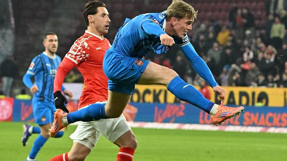 Mikkel kaufmann schie&szlig;t am Mainzer Tor vorbei.