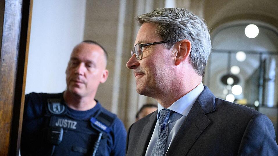 Gut sieben Jahre nach dem Aus f&uuml;r die geplante Pkw-Maut steht der damalige Bundesverkehrsminister Andreas Scheuer (r.) vor Gericht. In dem Prozess vor dem Landgericht Berlin geht es um den Vorwurf einer Falschaussage. Die Staatsanwaltschaft wirft dem 51-J&auml;hrigen vor, vor dem Maut-Untersuchungsausschuss des Bundestags gelogen zu haben.