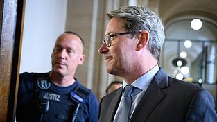 Gut sieben Jahre nach dem Aus für die geplante Pkw-Maut steht der damalige Bundesverkehrsminister Andreas Scheuer (r.) vor Gericht. In dem Prozess vor dem Landgericht Berlin geht es um den Vorwurf einer Falschaussage. Die Staatsanwaltschaft wirft dem 51-Jährigen vor, vor dem Maut-Untersuchungsausschuss des Bundestags gelogen zu haben. Gut sieben Jahre nach dem Aus für die geplante Pkw-Maut steht der damalige Bundesverkehrsminister Andreas Scheuer (r.) vor Gericht. In dem Prozess vor dem Landgericht Berlin geht es um den Vorwurf einer Falschaussage. Die Staatsanwaltschaft wirft dem 51-Jährigen vor, vor dem Maut-Untersuchungsausschuss des Bundestags gelogen zu haben.