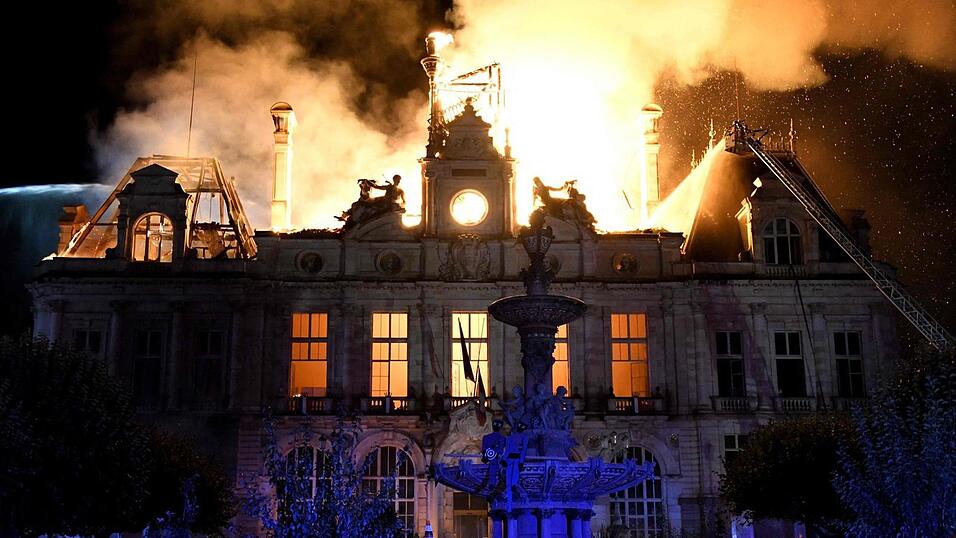 Sinnbild einer Nacht voller Zerstörung: das brennende Rathaus in Limoges, das bei den Ausschreitungen schwer beschädigt wurde. Sinnbild einer Nacht voller Zerstörung: das brennende Rathaus in Limoges, das bei den Ausschreitungen schwer beschädigt wurde.