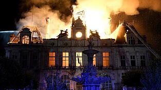 Sinnbild einer Nacht voller Zerstörung: das brennende Rathaus in Limoges, das bei den Ausschreitungen schwer beschädigt wurde. Sinnbild einer Nacht voller Zerstörung: das brennende Rathaus in Limoges, das bei den Ausschreitungen schwer beschädigt wurde.
