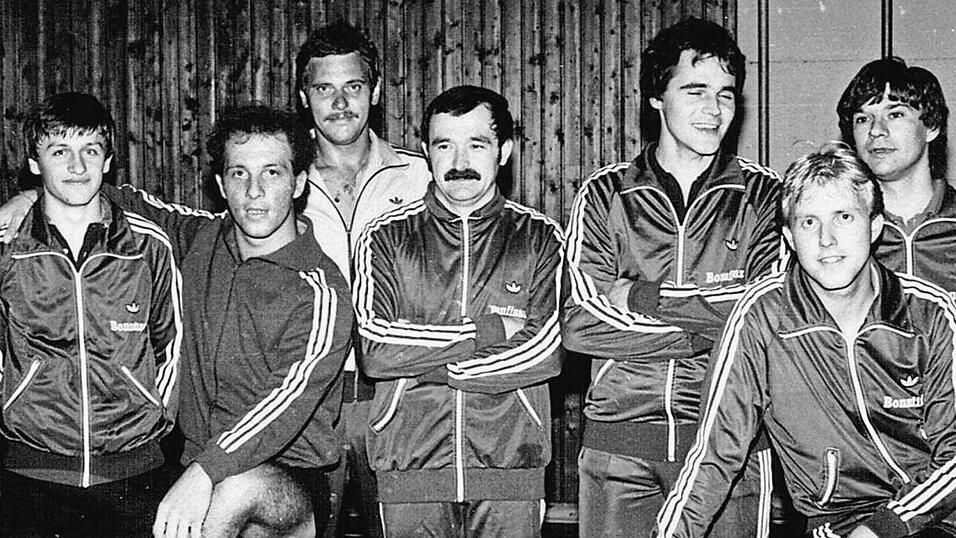 GLORREICHE ZEITEN: 1980/81 stieg die DJK Altdorf in die 2. Bundesliga auf - m&ouml;glich machten's (v.l.) Erich Ziemlich, Wolfgang Mehlst&auml;ubl, Abteilungsleiter Gerd Pollinger, Fritz D&uuml;nzl, Wolfgang Minge, Wolfgang Maier und Reiner Doppelhammer.