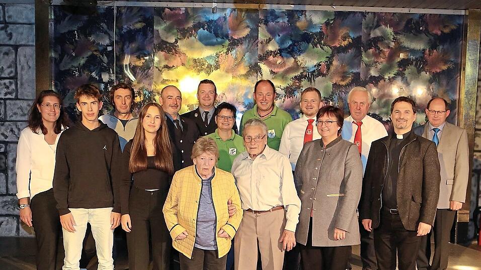 Jubilar Armin Jäger mit Ehefrau Viktoria, der Familie, mit Vereinsabordnungen, Bürgermeisterin Barbara Haimerl und Pfarrer Ralf Heidenreich. Jubilar Armin Jäger mit Ehefrau Viktoria, der Familie, mit Vereinsabordnungen, Bürgermeisterin Barbara Haimerl und Pfarrer Ralf Heidenreich.