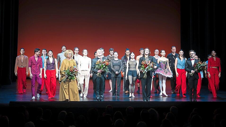 Schlussapplaus mit allen Tänzerinnen und Tänzern. Schlussapplaus mit allen Tänzerinnen und Tänzern.