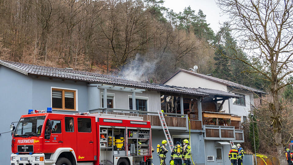 Obwohl die Flammen rasch gelöscht werden konnten, entstand ein Schaden von mehr als 100.000 Euro. Obwohl die Flammen rasch gelöscht werden konnten, entstand ein Schaden von mehr als 100.000 Euro.