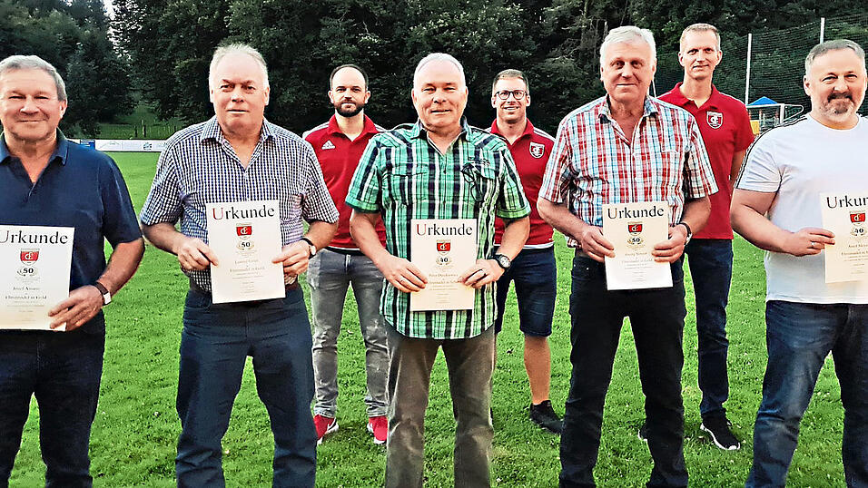 Vorsitzender Thomas Gröber, 2. Vorsitzender Marco Geier und 3. Vorsitzender Peter Schulz (hinten, v. l.) konnten die im Vordergrund stehenden FC-Mitglieder persönlich ehren. Vorsitzender Thomas Gröber, 2. Vorsitzender Marco Geier und 3. Vorsitzender Peter Schulz (hinten, v. l.) konnten die im Vordergrund stehenden FC-Mitglieder persönlich ehren.