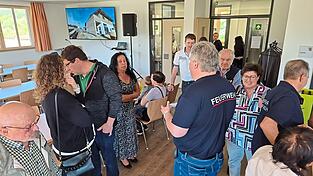 Vize-Kommandant Markus Spreng, der den Besuchern das neue Geb&auml;ude (Foto r.) erkl&auml;rt.