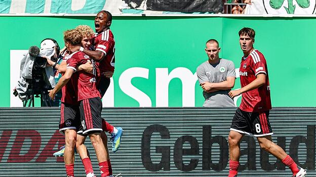 N&uuml;rnbergs Spieler jubeln &uuml;ber den Derbysieg in F&uuml;rth.