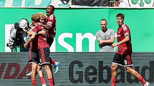 N&uuml;rnbergs Spieler jubeln &uuml;ber den Derbysieg in F&uuml;rth.