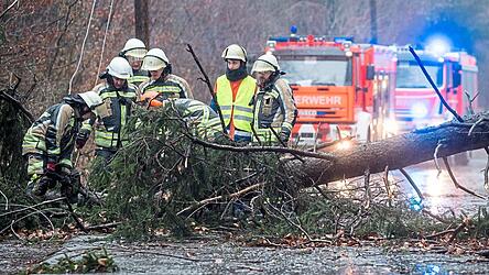 In Bayern hat fast jedes Dorf seine Feuerwehr. Bei Feuer, Sturm, Hochwasser oder Unfällen sind sie im Einsatz.