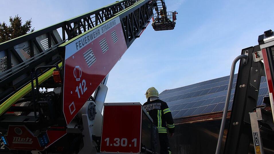 Feuerwehreinsatz in Straubing: Dort ist am Samstagnachmittag eine Scheune in Brand geraten.