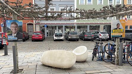 Im Stadtbild sind die beiden Kontrahenten pr&auml;sent: Michael Multerer (CSU) und Christian Schindler (Freie W&auml;hler).