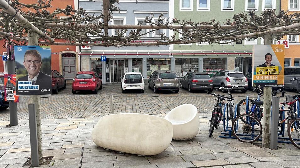 Im Stadtbild sind die beiden Kontrahenten pr&auml;sent: Michael Multerer (CSU) und Christian Schindler (Freie W&auml;hler).