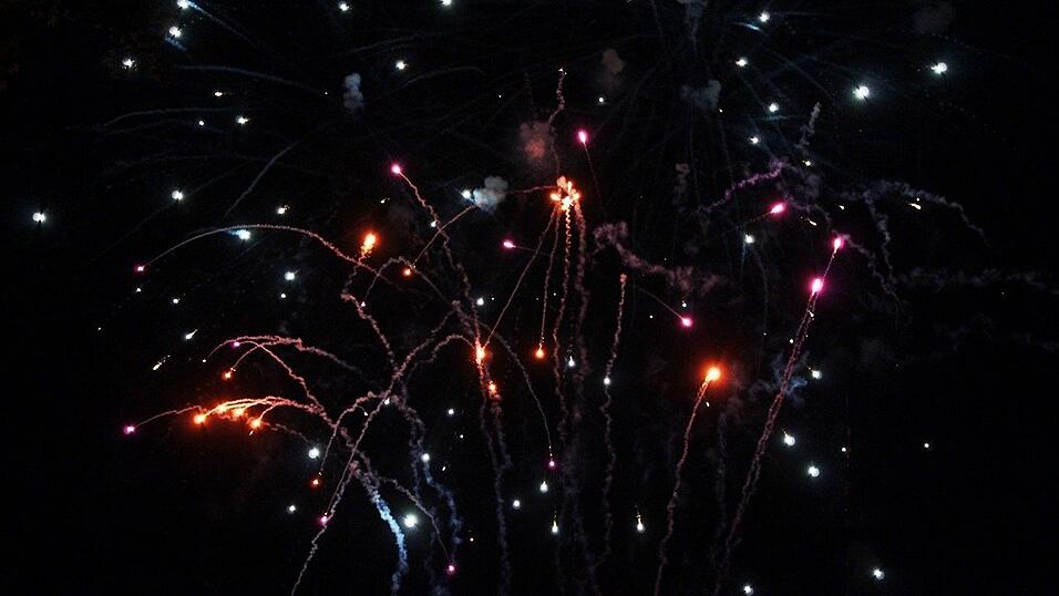 Die Fr&uuml;hjahrsdult 2017 in Landshut neigt sich dem Ende entgegen. Grund genug, noch einmal richtig in den Bierzelten zu feiern - abgerundet vom traditionellen Feuerwerk.