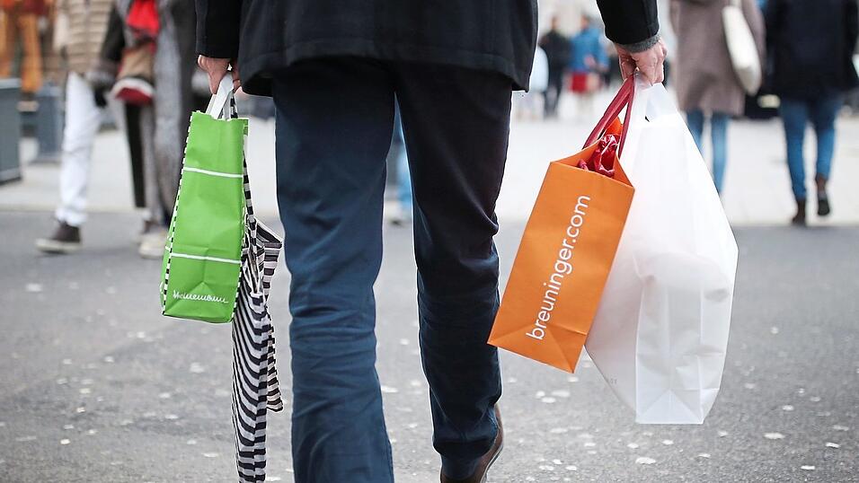 Papiertüten, die nichtaus Recyclingpapierhergestellt wurden,haben eine schlechtereUmweltbilanz alsPlastiktüten. Papiertüten, die nichtaus Recyclingpapierhergestellt wurden,haben eine schlechtereUmweltbilanz alsPlastiktüten.