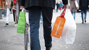 Papiertüten, die nichtaus Recyclingpapierhergestellt wurden,haben eine schlechtereUmweltbilanz alsPlastiktüten.