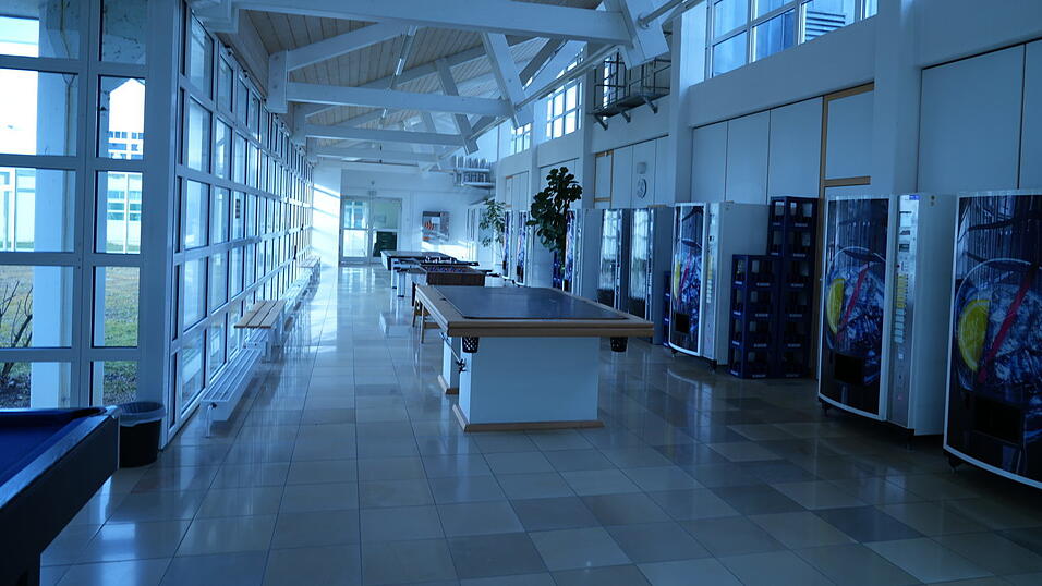 Im Raum vor der Turnhalle können Patienten, sofern sie ausreichend gelockert sind, gegeneinander oder mit dem Sporttherapeuten Billard spielen oder kickern. Im Raum vor der Turnhalle können Patienten, sofern sie ausreichend gelockert sind, gegeneinander oder mit dem Sporttherapeuten Billard spielen oder kickern.