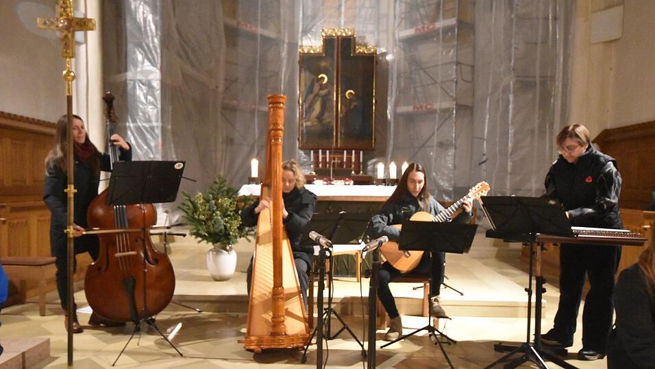 Nicht zum ersten Mal gestaltete die Geisenhausener Saitenmusik ein Benefizkonzert mit Sissi Pöschl - gewohnt erfolgreich.