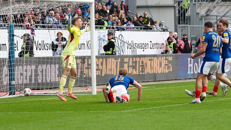 Kiels Kasper Davidsen (M) trifft zum 2:2. Kiels Kasper Davidsen (M) trifft zum 2:2.