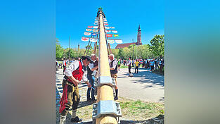Der Blick auf die Basilika und den Maibaum erhebend.