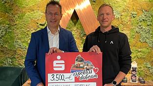 Bei der Übergabe der Spende: Johannes Anleitner (r.) und Martin Schäfer von der Stiftung STARS4KIDS. Bei der Übergabe der Spende: Johannes Anleitner (r.) und Martin Schäfer von der Stiftung STARS4KIDS.